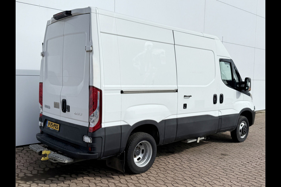 Iveco Daily 35C14 2.3 L2H2 Dubbellucht Airco Cruise control Camera Trekhaak 3,5t Inbouw lucht geveerde stoel