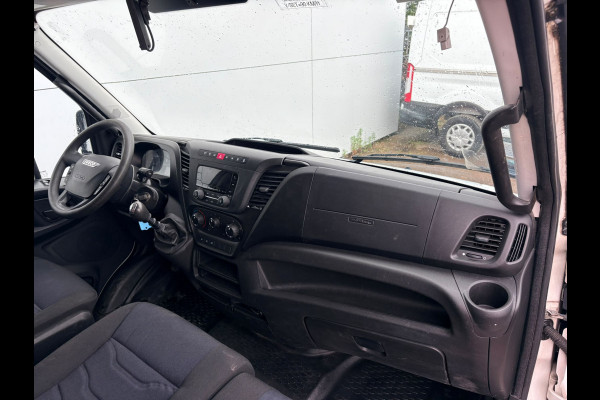 Iveco Daily 35C14 2.3 L2H2 Dubbellucht Airco Cruise control Camera Trekhaak 3,5t Inbouw lucht geveerde stoel