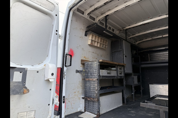 Iveco Daily 35C14 2.3 L2H2 Dubbellucht Airco Cruise control Camera Trekhaak 3,5t Inbouw lucht geveerde stoel