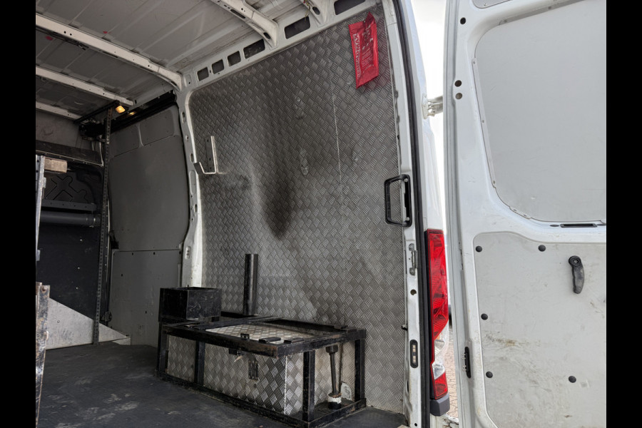 Iveco Daily 35C14 2.3 L2H2 Dubbellucht Airco Cruise control Camera Trekhaak 3,5t Inbouw lucht geveerde stoel