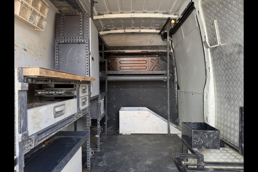 Iveco Daily 35C14 2.3 L2H2 Dubbellucht Airco Cruise control Camera Trekhaak 3,5t Inbouw lucht geveerde stoel