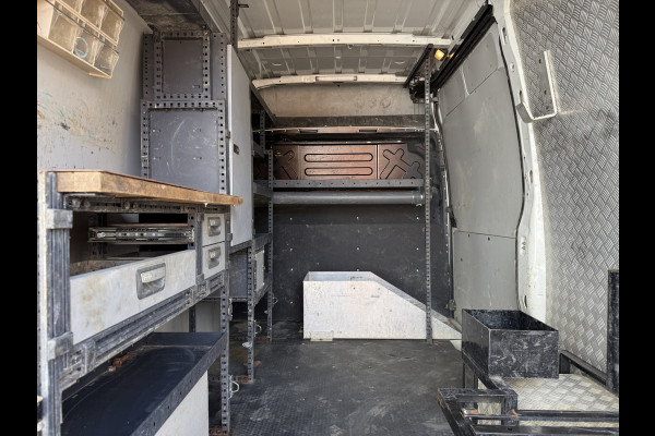 Iveco Daily 35C14 2.3 L2H2 Dubbellucht Airco Cruise control Camera Trekhaak 3,5t Inbouw lucht geveerde stoel