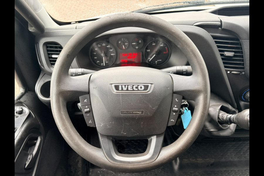 Iveco Daily 35C14 2.3 L2H2 Dubbellucht Airco Cruise control Camera Trekhaak 3,5t Inbouw lucht geveerde stoel