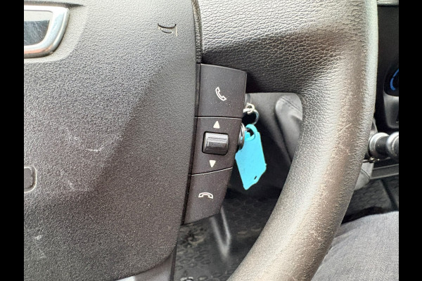 Iveco Daily 35C14 2.3 L2H2 Dubbellucht Airco Cruise control Camera Trekhaak 3,5t Inbouw lucht geveerde stoel