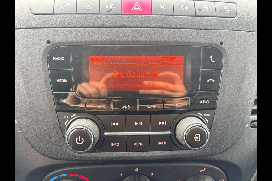 Iveco Daily 35C14 2.3 L2H2 Dubbellucht Airco Cruise control Camera Trekhaak 3,5t Inbouw lucht geveerde stoel