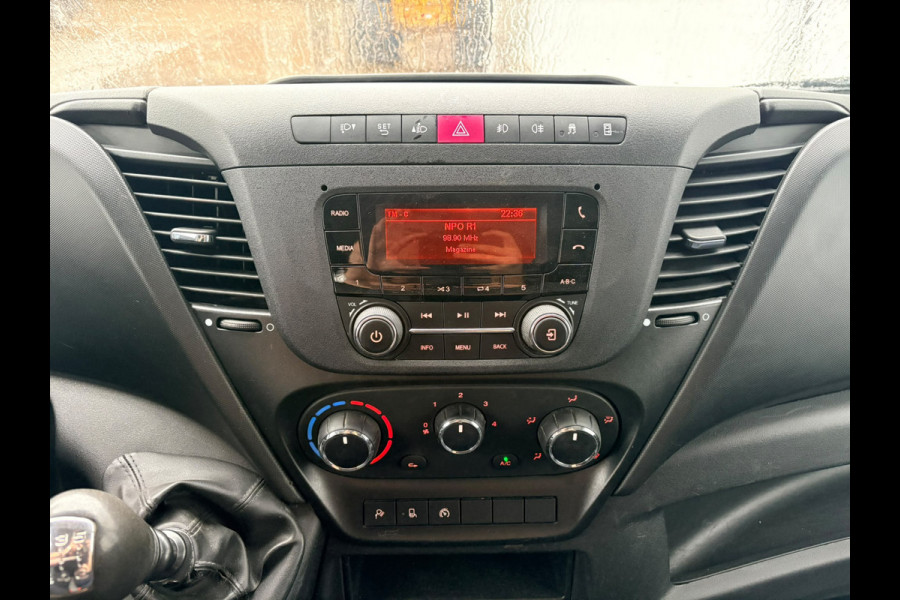 Iveco Daily 35C14 2.3 L2H2 Dubbellucht Airco Cruise control Camera Trekhaak 3,5t Inbouw lucht geveerde stoel