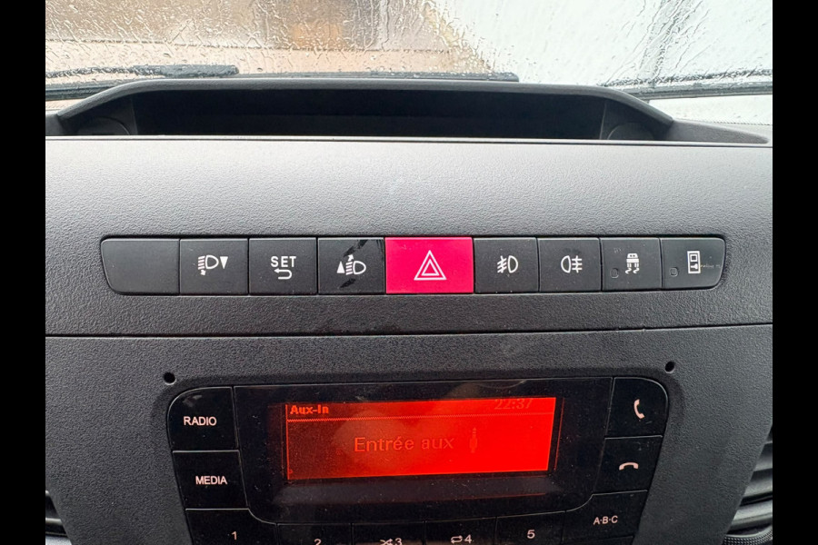 Iveco Daily 35C14 2.3 L2H2 Dubbellucht Airco Cruise control Camera Trekhaak 3,5t Inbouw lucht geveerde stoel