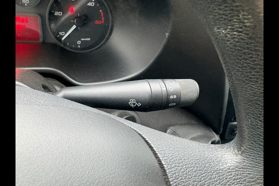 Iveco Daily 35C14 2.3 L2H2 Dubbellucht Airco Cruise control Camera Trekhaak 3,5t Inbouw lucht geveerde stoel