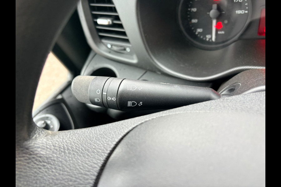 Iveco Daily 35C14 2.3 L2H2 Dubbellucht Airco Cruise control Camera Trekhaak 3,5t Inbouw lucht geveerde stoel
