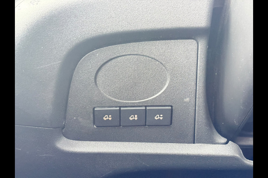 Iveco Daily 35C14 2.3 L2H2 Dubbellucht Airco Cruise control Camera Trekhaak 3,5t Inbouw lucht geveerde stoel