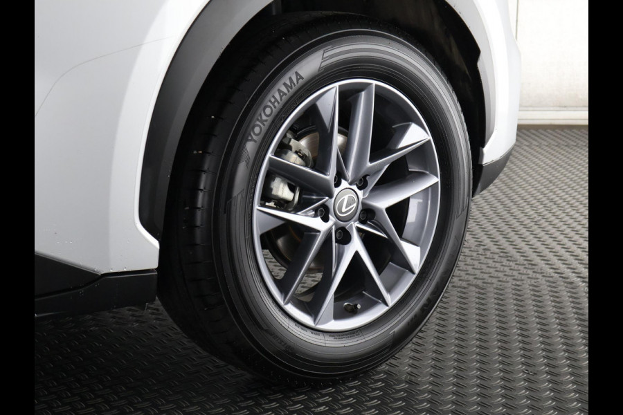 Lexus LBX 1.5 Business Line Bi-Tone 2WD | Dodehoek detectie | Stuur- & Stoelverwarming | Navigatie | Parkeersensoren