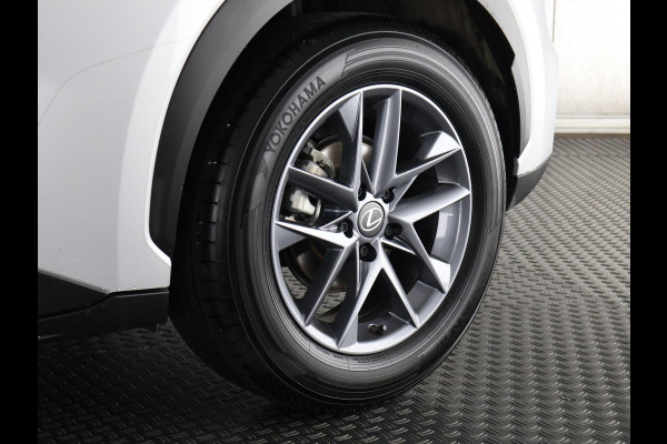Lexus LBX 1.5 Business Line Bi-Tone 2WD | Dodehoek detectie | Stuur- & Stoelverwarming | Navigatie | Parkeersensoren