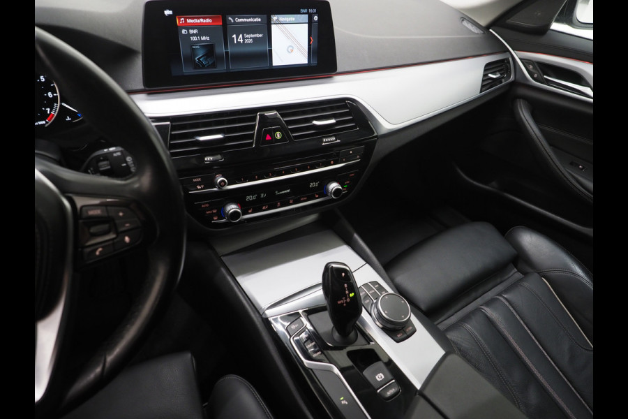 BMW 5 Serie Touring 520i Executive | Leder | Harman/Kardon | Sfeerlicht | Virtual | Stoelverwarming | LED | Carplay