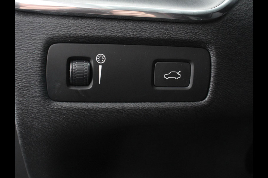 Volvo XC60 2.0 B4 Automaat Momentum Apple Carplay / Android Auto Adaptive Cruise Control Camera Lane/Side Assist Elektrische Achterklep Stoelverwarming