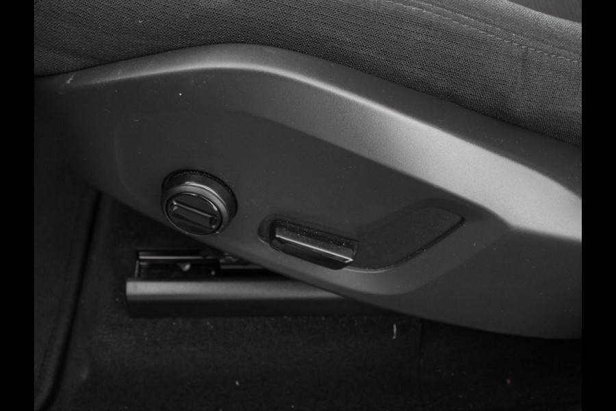 Volvo XC60 2.0 B4 Automaat Momentum Apple Carplay / Android Auto Adaptive Cruise Control Camera Lane/Side Assist Elektrische Achterklep Stoelverwarming