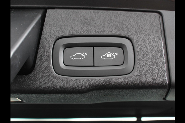 Volvo XC60 2.0 B4 Automaat Momentum Apple Carplay / Android Auto Adaptive Cruise Control Camera Lane/Side Assist Elektrische Achterklep Stoelverwarming
