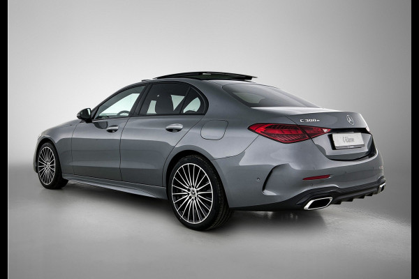 Mercedes-Benz C-Klasse 300 e 140 Years Edition | Comfortpakket Plus | Nightpakket | Winterpakket | Parkeerpakket met 360°-camera | Panoramaschuifdak | 360° camera | Warmtewerend, donkergetint glas | 19" multispaaks lichtmetalen AMG-velgen |
