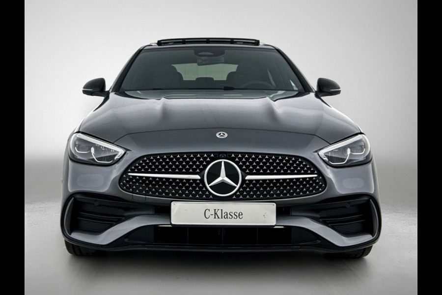 Mercedes-Benz C-Klasse 300 e 140 Years Edition | Comfortpakket Plus | Nightpakket | Winterpakket | Parkeerpakket met 360°-camera | Panoramaschuifdak | 360° camera | Warmtewerend, donkergetint glas | 19" multispaaks lichtmetalen AMG-velgen |