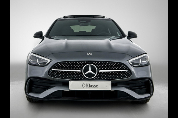 Mercedes-Benz C-Klasse 300 e 140 Years Edition | Comfortpakket Plus | Nightpakket | Winterpakket | Parkeerpakket met 360°-camera | Panoramaschuifdak | 360° camera | Warmtewerend, donkergetint glas | 19" multispaaks lichtmetalen AMG-velgen |