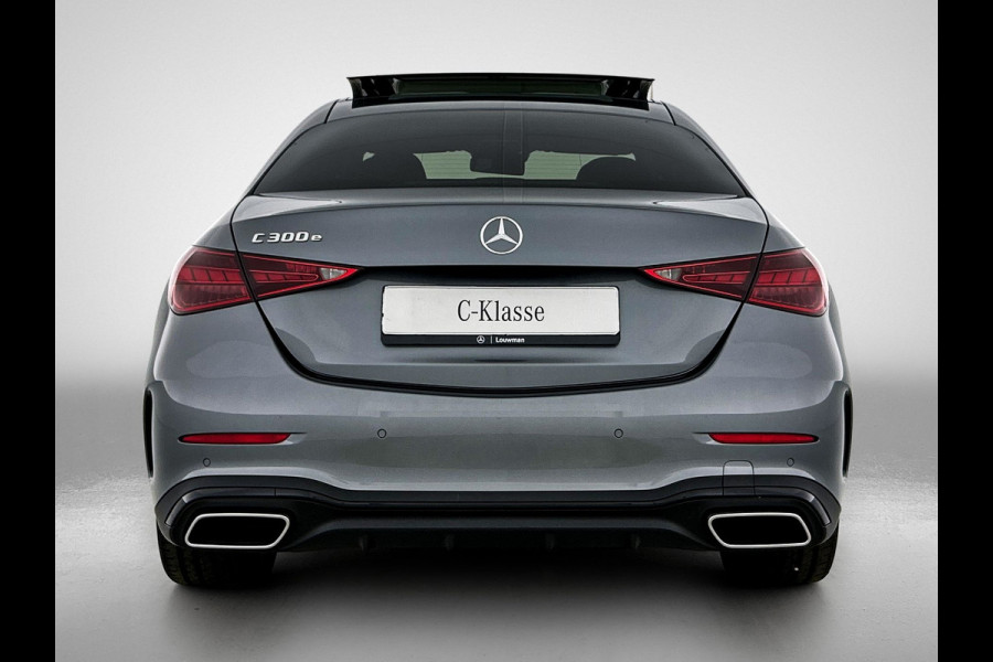Mercedes-Benz C-Klasse 300 e 140 Years Edition | Comfortpakket Plus | Nightpakket | Winterpakket | Parkeerpakket met 360°-camera | Panoramaschuifdak | 360° camera | Warmtewerend, donkergetint glas | 19" multispaaks lichtmetalen AMG-velgen |