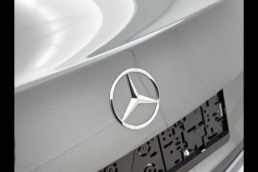 Mercedes-Benz C-Klasse 300 e 140 Years Edition | Comfortpakket Plus | Nightpakket | Winterpakket | Parkeerpakket met 360°-camera | Panoramaschuifdak | 360° camera | Warmtewerend, donkergetint glas | 19" multispaaks lichtmetalen AMG-velgen |