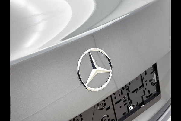 Mercedes-Benz C-Klasse 300 e 140 Years Edition | Comfortpakket Plus | Nightpakket | Winterpakket | Parkeerpakket met 360°-camera | Panoramaschuifdak | 360° camera | Warmtewerend, donkergetint glas | 19" multispaaks lichtmetalen AMG-velgen |