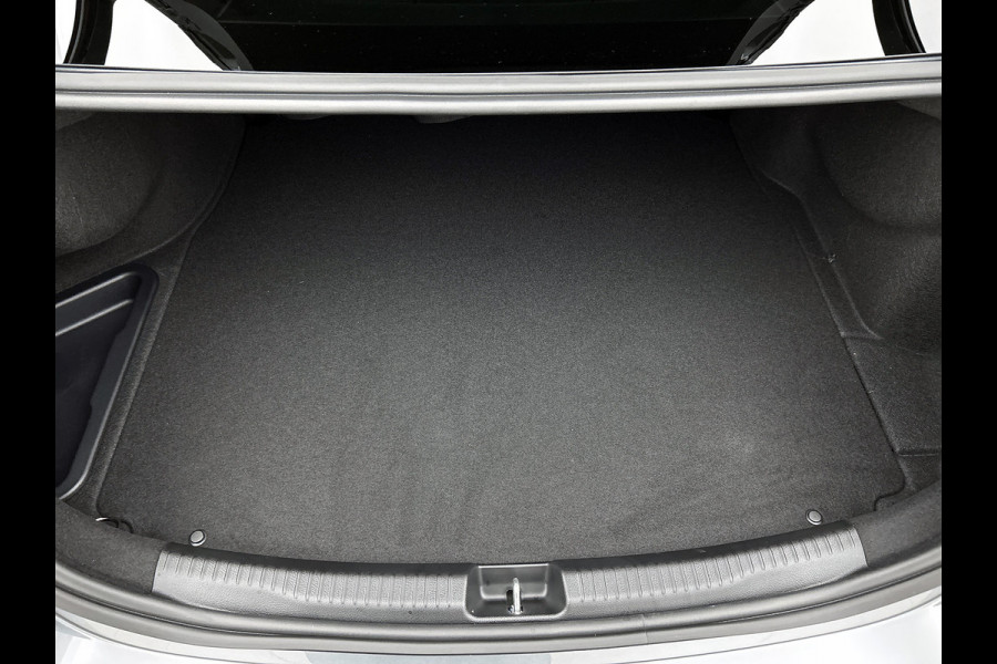 Mercedes-Benz C-Klasse 300 e 140 Years Edition | Comfortpakket Plus | Nightpakket | Winterpakket | Parkeerpakket met 360°-camera | Panoramaschuifdak | 360° camera | Warmtewerend, donkergetint glas | 19" multispaaks lichtmetalen AMG-velgen |