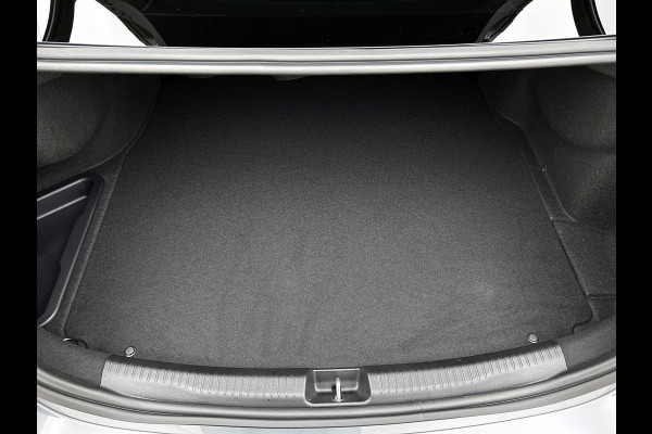 Mercedes-Benz C-Klasse 300 e 140 Years Edition | Comfortpakket Plus | Nightpakket | Winterpakket | Parkeerpakket met 360°-camera | Panoramaschuifdak | 360° camera | Warmtewerend, donkergetint glas | 19" multispaaks lichtmetalen AMG-velgen |