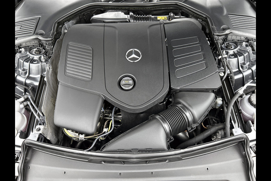 Mercedes-Benz C-Klasse 300 e 140 Years Edition | Comfortpakket Plus | Nightpakket | Winterpakket | Parkeerpakket met 360°-camera | Panoramaschuifdak | 360° camera | Warmtewerend, donkergetint glas | 19" multispaaks lichtmetalen AMG-velgen |