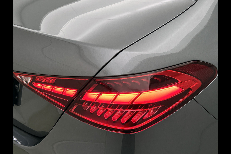 Mercedes-Benz C-Klasse 300 e 140 Years Edition | Comfortpakket Plus | Nightpakket | Winterpakket | Parkeerpakket met 360°-camera | Panoramaschuifdak | 360° camera | Warmtewerend, donkergetint glas | 19" multispaaks lichtmetalen AMG-velgen |