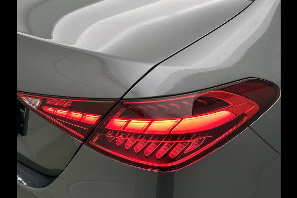 Mercedes-Benz C-Klasse 300 e 140 Years Edition | Comfortpakket Plus | Nightpakket | Winterpakket | Parkeerpakket met 360°-camera | Panoramaschuifdak | 360° camera | Warmtewerend, donkergetint glas | 19" multispaaks lichtmetalen AMG-velgen |