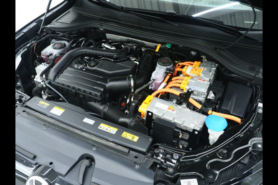 Volkswagen Passat Variant 1.5 eHybrid R-Line Edition | 5 Jaar Garantie | Panoramadak | Trekhaak | Massage | Camera | HUD | Sfeerlicht | Keyless