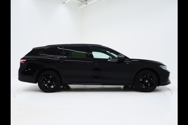 Volkswagen Passat Variant 1.5 eHybrid R-Line Edition | 5 Jaar Garantie | Panoramadak | Trekhaak | Massage | Camera | HUD | Sfeerlicht | Keyless