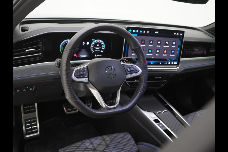 Volkswagen Passat Variant 1.5 eHybrid R-Line Edition | 5 Jaar Garantie | Panoramadak | Trekhaak | Massage | Camera | HUD | Sfeerlicht | Keyless