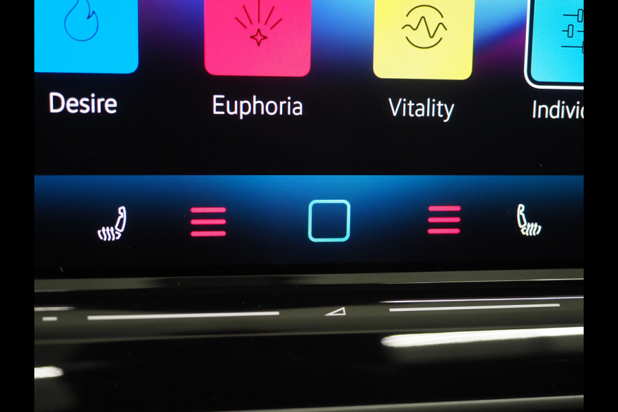 Volkswagen Passat Variant 1.5 eHybrid R-Line Edition | 5 Jaar Garantie | Panoramadak | Trekhaak | Massage | Camera | HUD | Sfeerlicht | Keyless