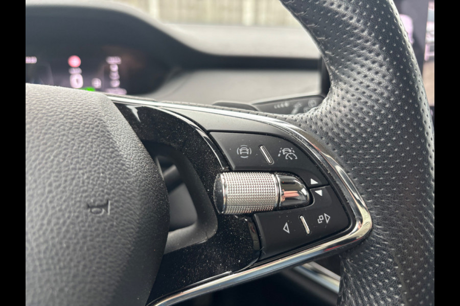 Škoda ENYAQ iV 80 / SOH 91,7% / Trekhaak / Camera / Leder / Matrix LED / 19'' / CarPlay / Stoelverwarming 4x / Dodehoek / DAB / ACC