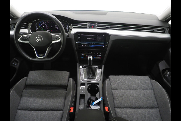 Volkswagen Passat Variant 1.4 TSI PHEV GTE | Panoramadak | Trekhaak | 360 | Massage | Memory | Keyless | Adaptive Cruise