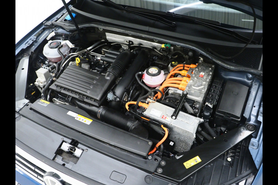Volkswagen Passat Variant 1.4 TSI PHEV GTE | Panoramadak | Trekhaak | 360 | Massage | Memory | Keyless | Adaptive Cruise