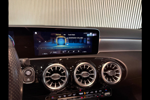 Mercedes-Benz A-Klasse 200 Sedan AMG STYLING-PANORAMA-NIGHT-CAMERA-WIDESCREEN-APPLE CARPLAY
