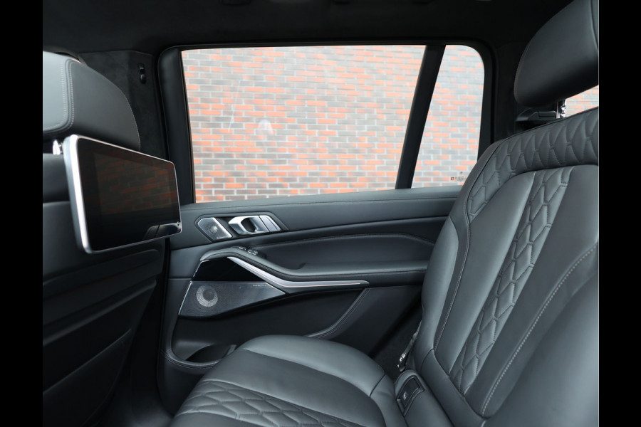 BMW X7 40i xDrive | HUD - Sky Lounge