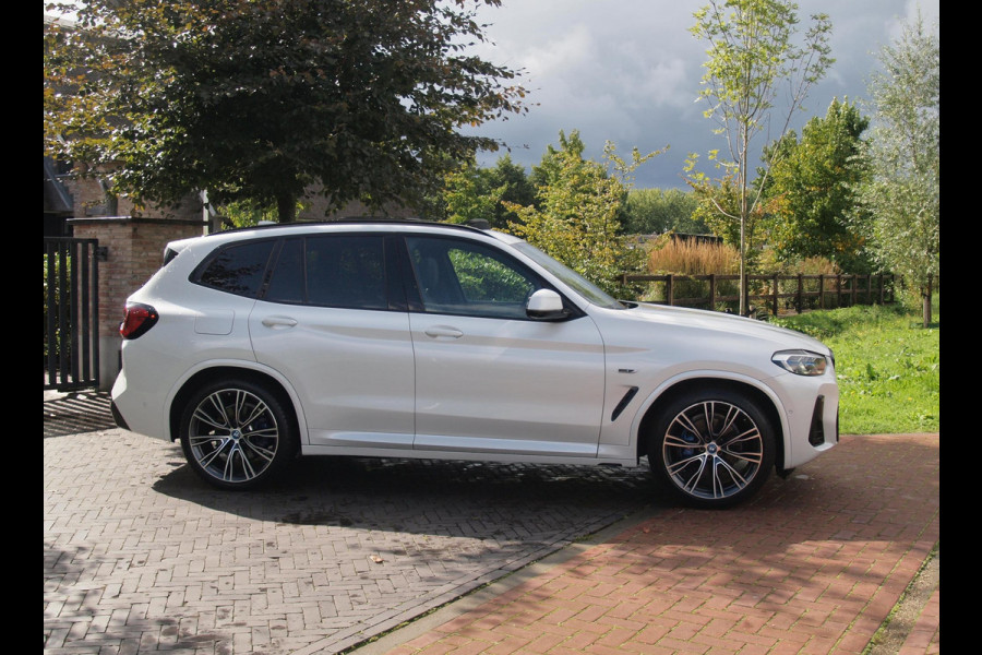 BMW X3 xDrive30e Business Edition Plus | M-Pakket | Panoramadak | Trekhaak | Head-Up Display | 360 Camera | Sfeerverlichting | LED-Laser |