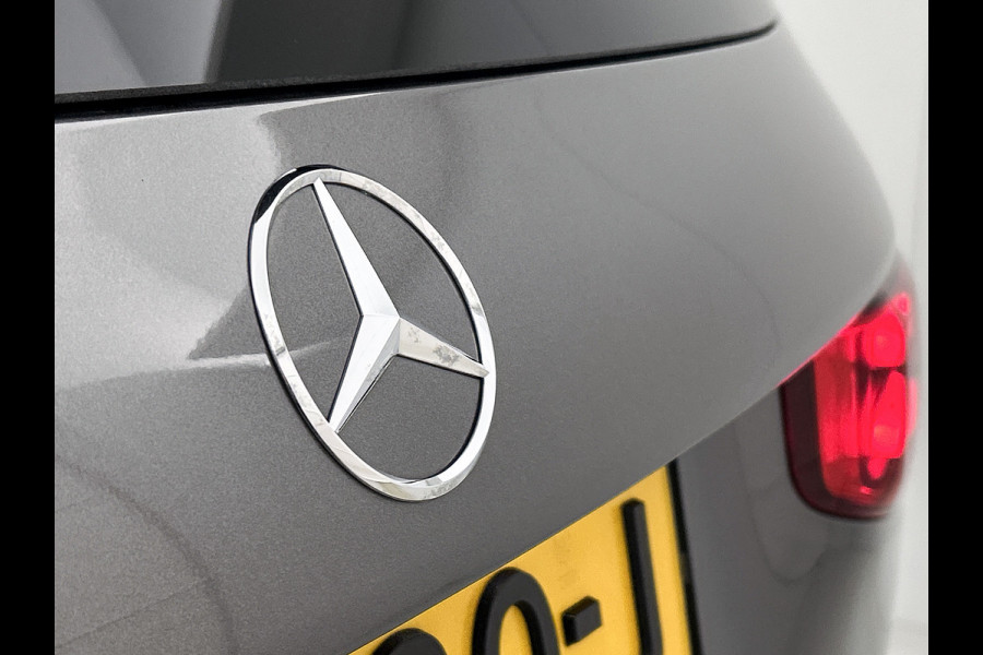 Mercedes-Benz Glb 200 Star Edition LIMITED Panoramadak l Keyless l Trekhaak l Navigatie l Stoelverwarming l Sfeerverlichting l Leder l Achteruitrijcamera Inclusief 24 maanden MB Certified garantie voor Europa.