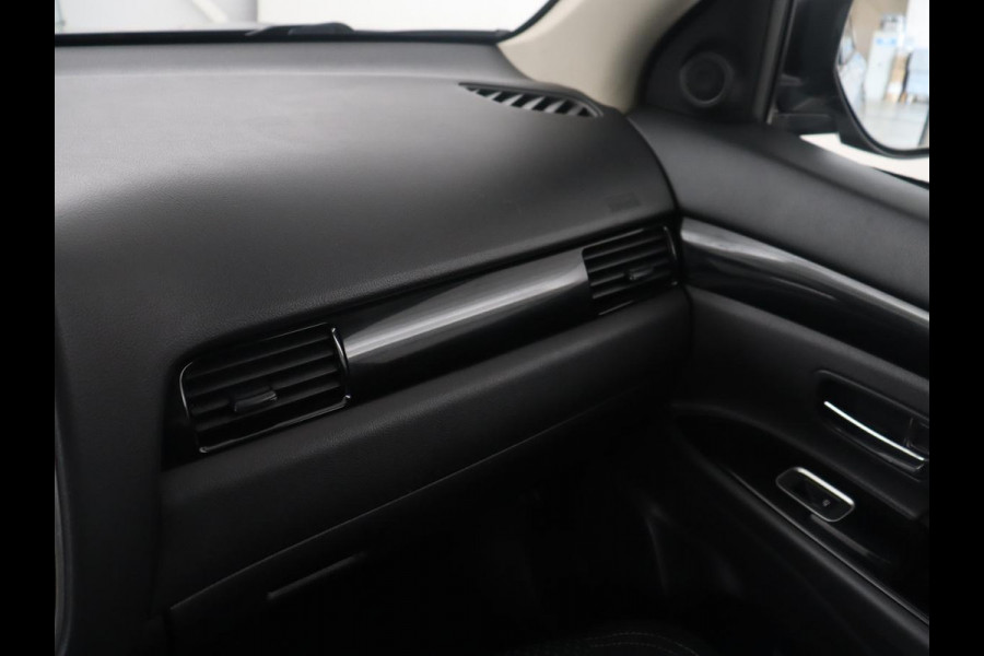 Mitsubishi Outlander 2.4 PHEV Pure | SOH 71% | Camera | Stoelverwarming | Trekhaak |