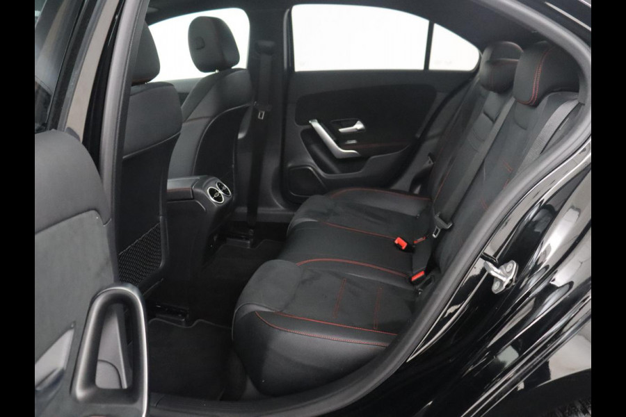 Mercedes-Benz A-Klasse 200 Business Solution AMG | Pano.Dak | Camera | Navigatie | Apple Carplay | LED