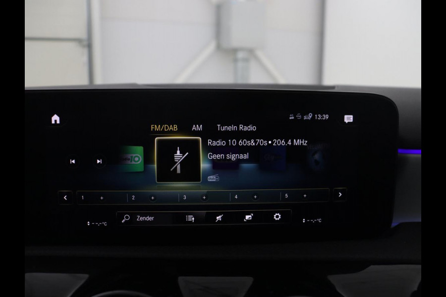 Mercedes-Benz A-Klasse 200 Business Solution AMG | Pano.Dak | Camera | Navigatie | Apple Carplay | LED