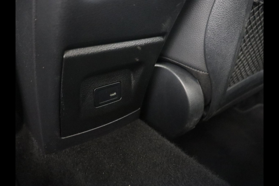 Mercedes-Benz A-Klasse 200 Business Solution AMG | Pano.Dak | Camera | Navigatie | Apple Carplay | LED