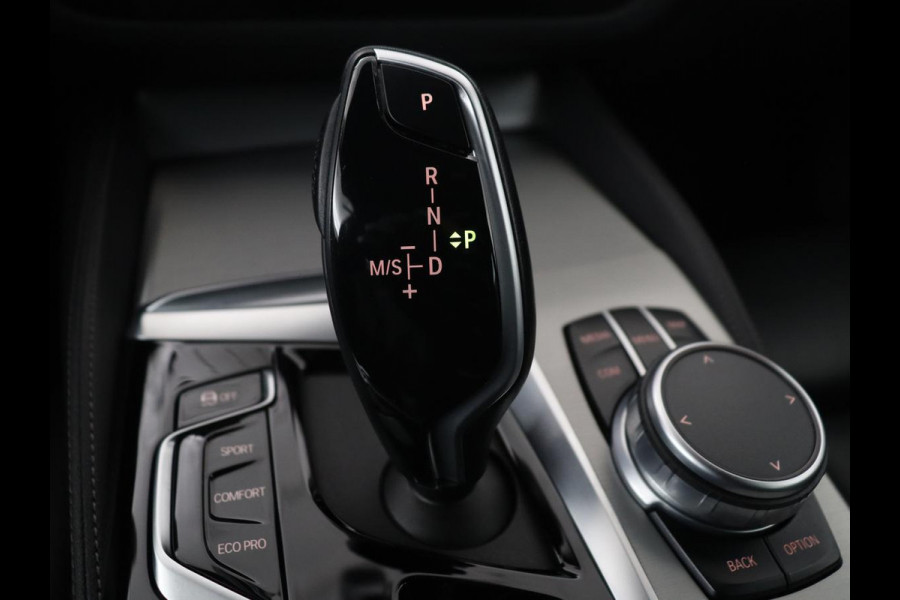 BMW 5 Serie 520i M-Sport | Leder | Stoelverwarming | Cruise control | Camera | Park assist | Navigatie | Carplay | Sfeerverlichting | Climate control | Full LED