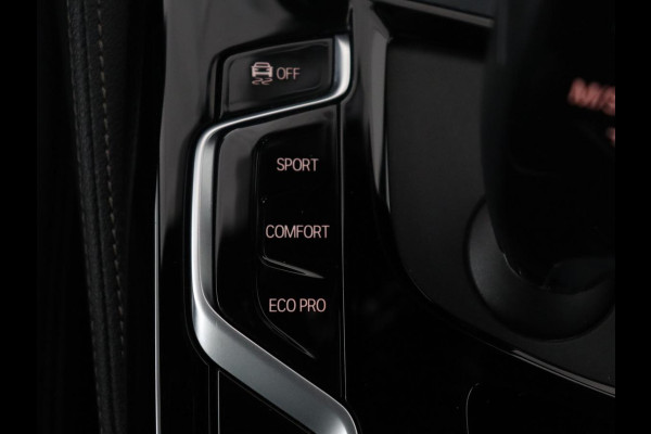 BMW 5 Serie 520i M-Sport | Leder | Stoelverwarming | Cruise control | Camera | Park assist | Navigatie | Carplay | Sfeerverlichting | Climate control | Full LED
