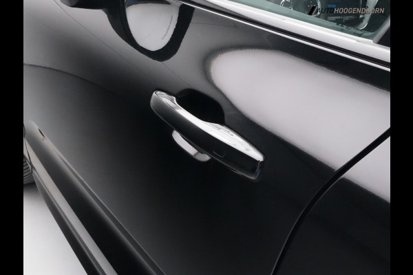 Volvo XC60 2.0 T6 Plug-in Hybrid AWD Plus Dark (APPLE CARPLAY,PANORAMADAK,STUUR-STOELVERWARMING,DODEHOEK,KEYLESS,MEMORY-SEATS)
