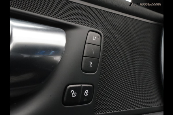 Volvo XC60 2.0 T6 Plug-in Hybrid AWD Plus Dark (APPLE CARPLAY,PANORAMADAK,STUUR-STOELVERWARMING,DODEHOEK,KEYLESS,MEMORY-SEATS)